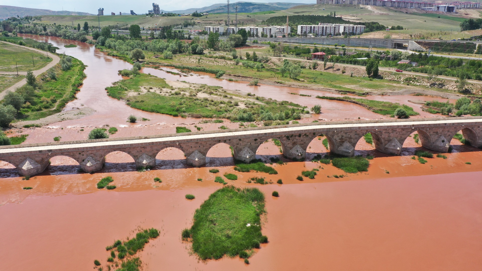 Türkiye'nin en uzun nehri Kızılırmak, adı gibi akmaya başladı 18