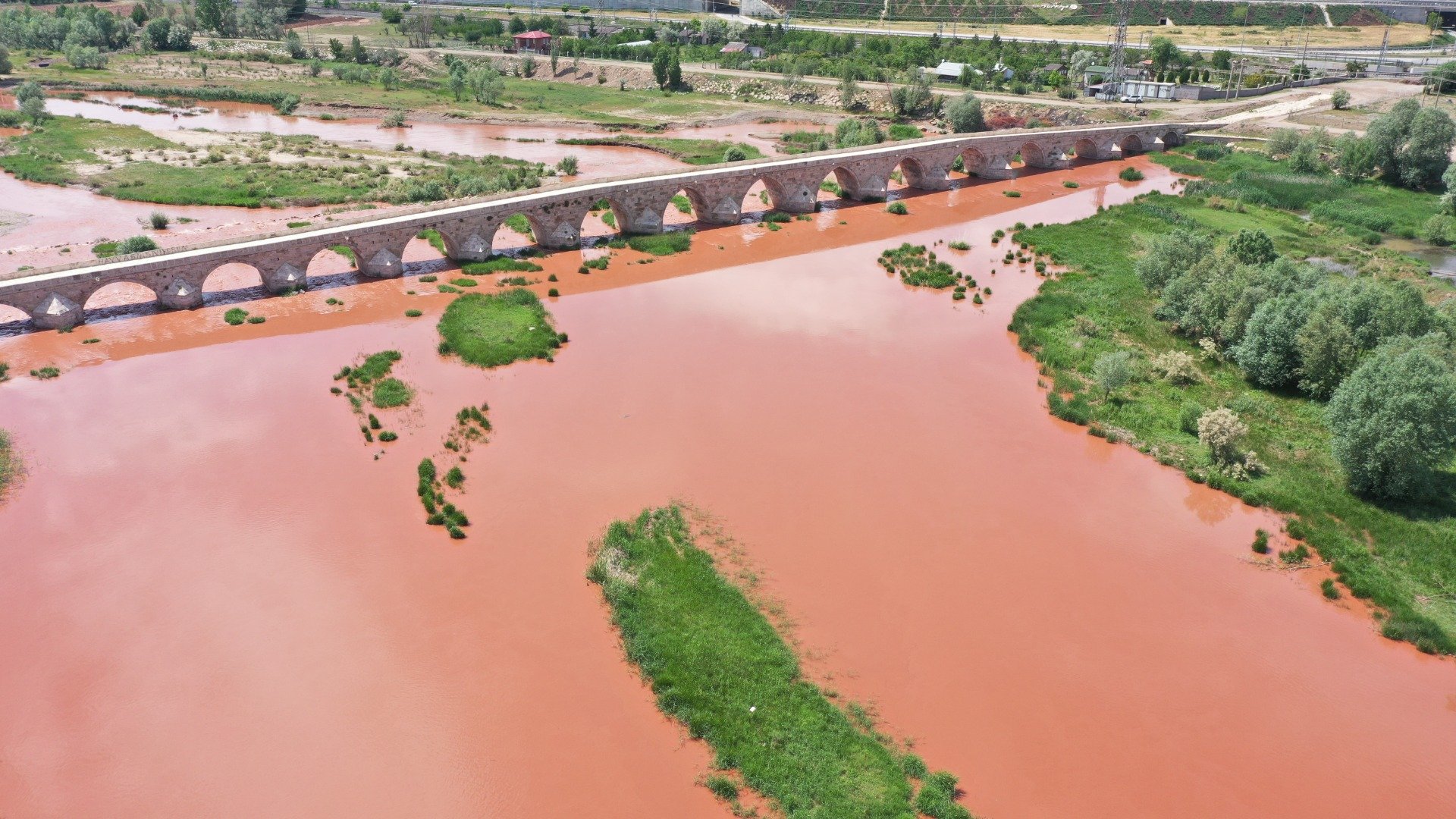 Türkiye'nin en uzun nehri Kızılırmak, adı gibi akmaya başladı 19