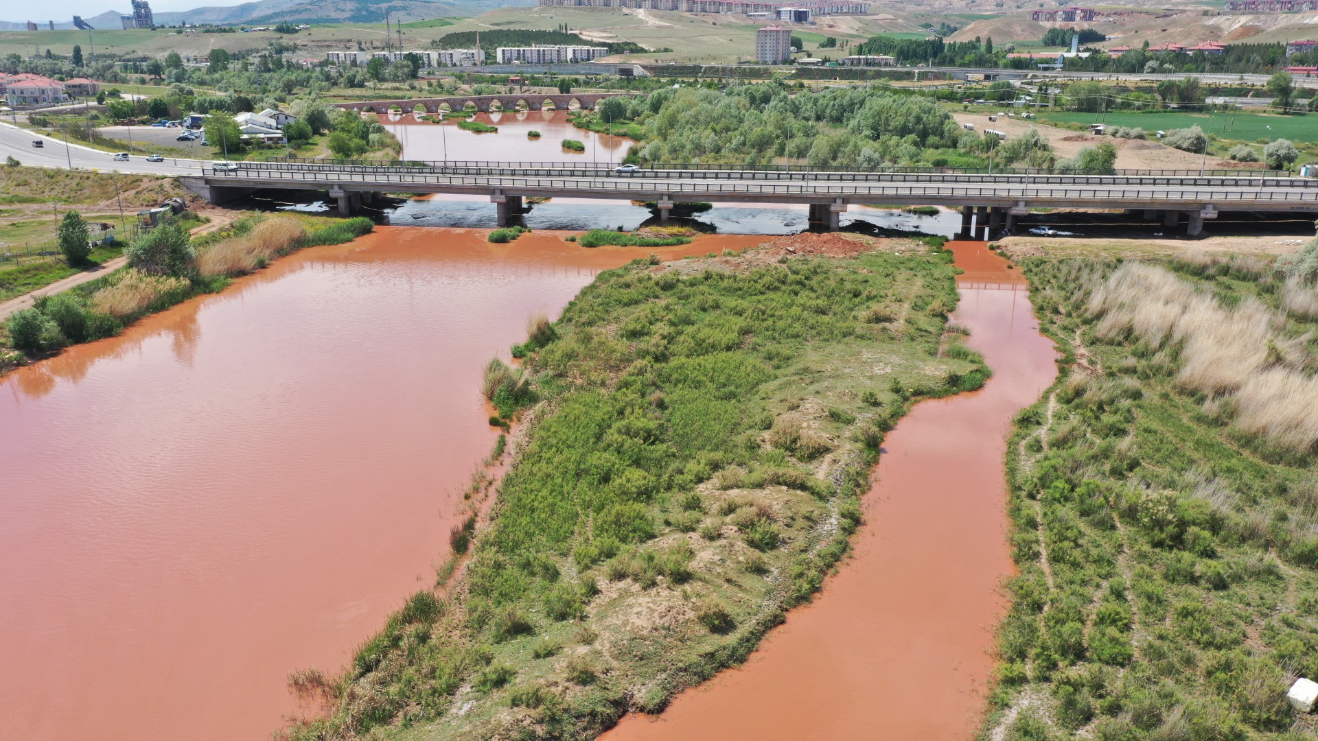 Türkiye'nin en uzun nehri Kızılırmak, adı gibi akmaya başladı 6