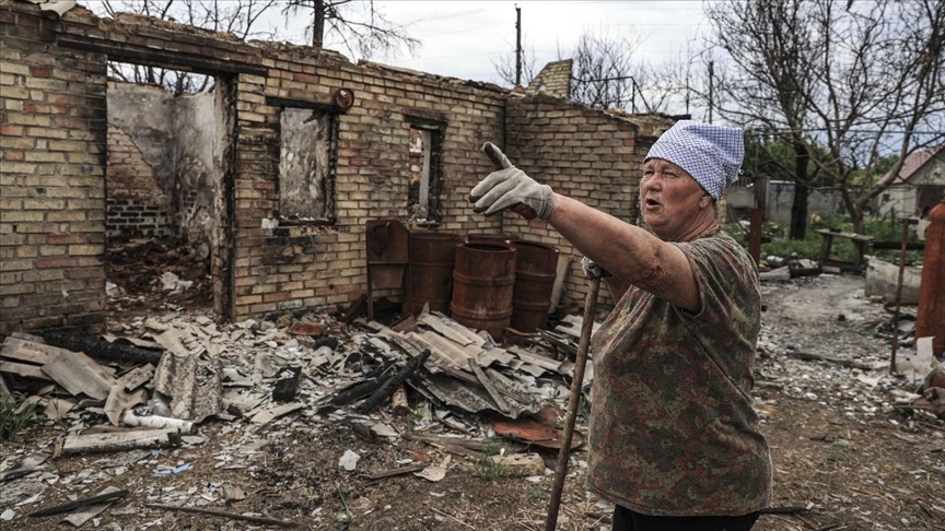 Rus bombardımanında yıkılan evinin enkazını terk etmiyor 1