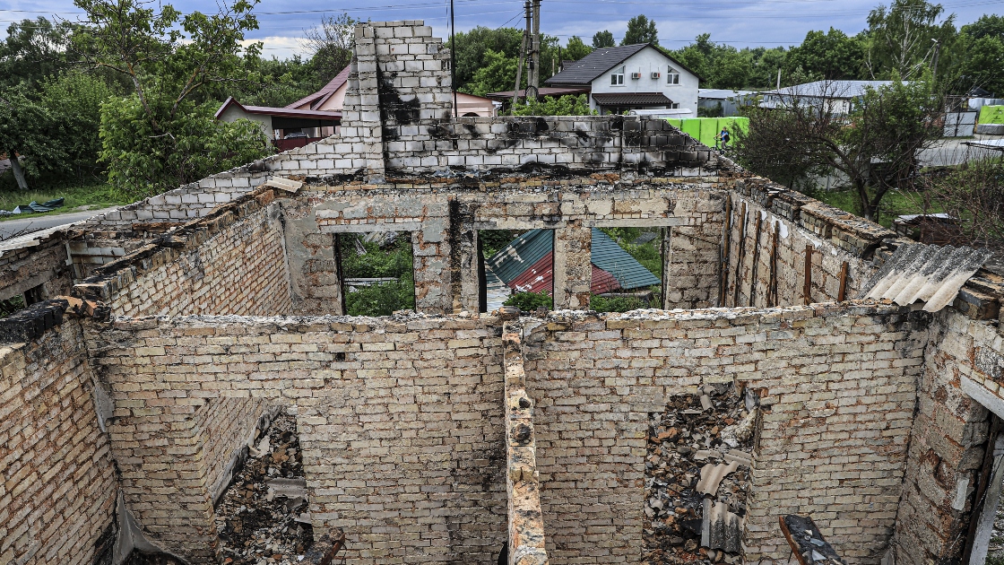 Rus bombardımanında yıkılan evinin enkazını terk etmiyor 2