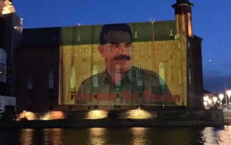 Flaş... Flaş... NATO'ya girmek istenler işte bunlar | İsveç'in başkenti Stockholm'de belediye binasına terörist başı Abdullah Öcalan ve PKK bayrağı yansıtıldı 1