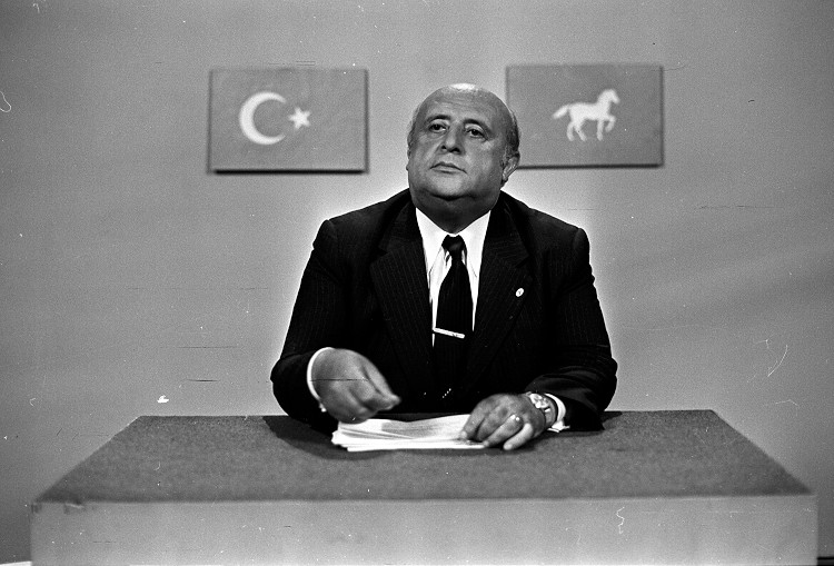Binaenaleyh mekanın cennet olsun. Isparta'nın köyünden çıktı, Türkiye Cumhuriyeti'nin Cumhurbaşkanı oldu. Her şeyi Atatürk'e borçlu olduğunu biliyordu 8