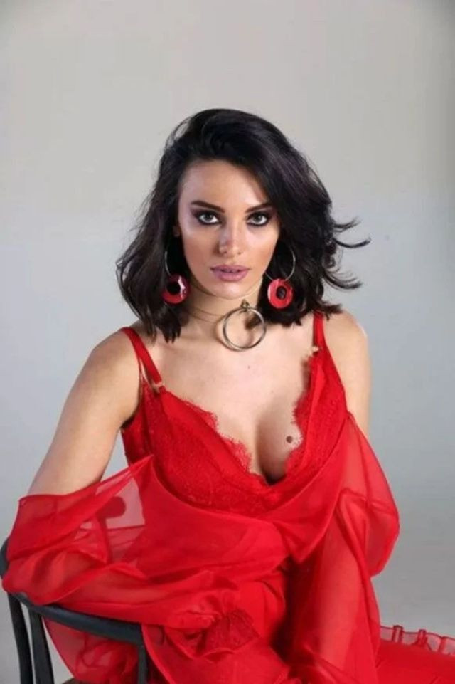 Oyuncu Tuvana Türkay bikinili pozunu paylaşınca sosyal medya sallandı 30