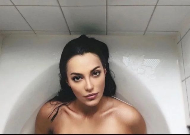 Oyuncu Tuvana Türkay bikinili pozunu paylaşınca sosyal medya sallandı 22