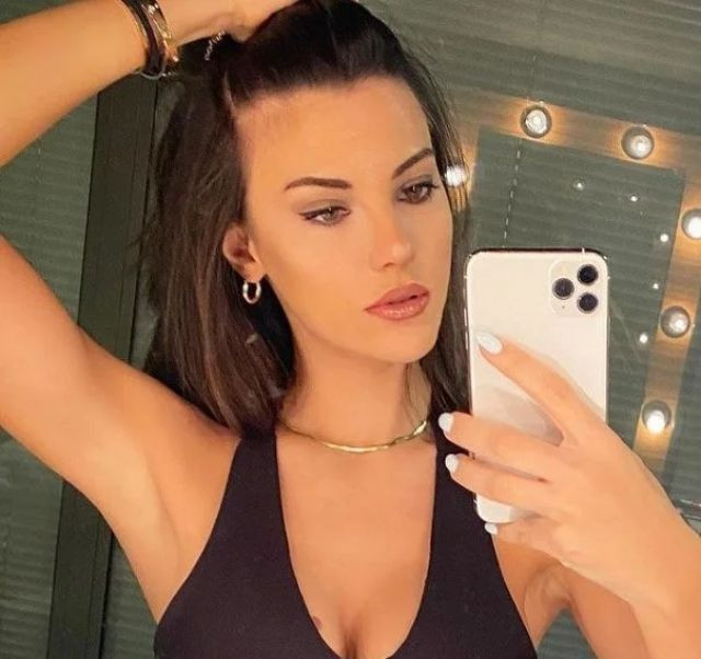 Oyuncu Tuvana Türkay bikinili pozunu paylaşınca sosyal medya sallandı 20