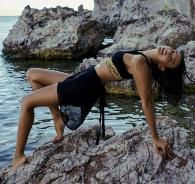 Oyuncu Tuvana Türkay bikinili pozunu paylaşınca sosyal medya sallandı 18