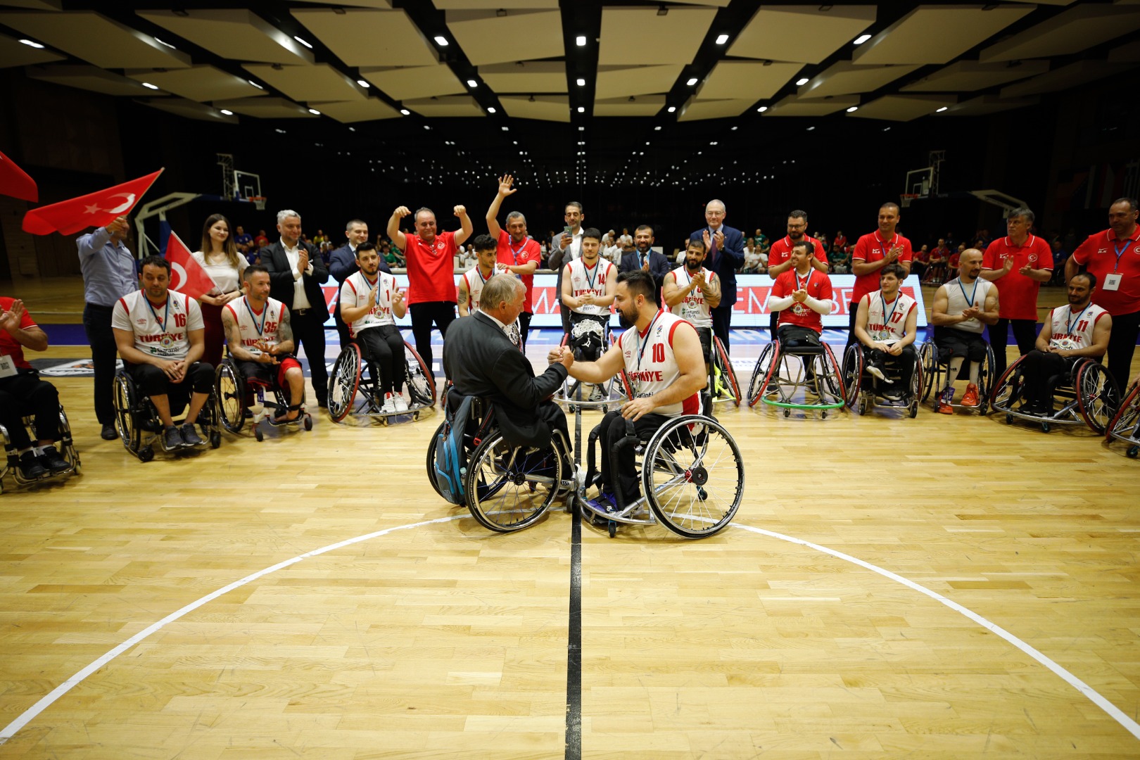 Helal olsun size. Tekerlekli Sandalye Basketbol A Milli Takımı Avrupa Şampiyonu oldu 15