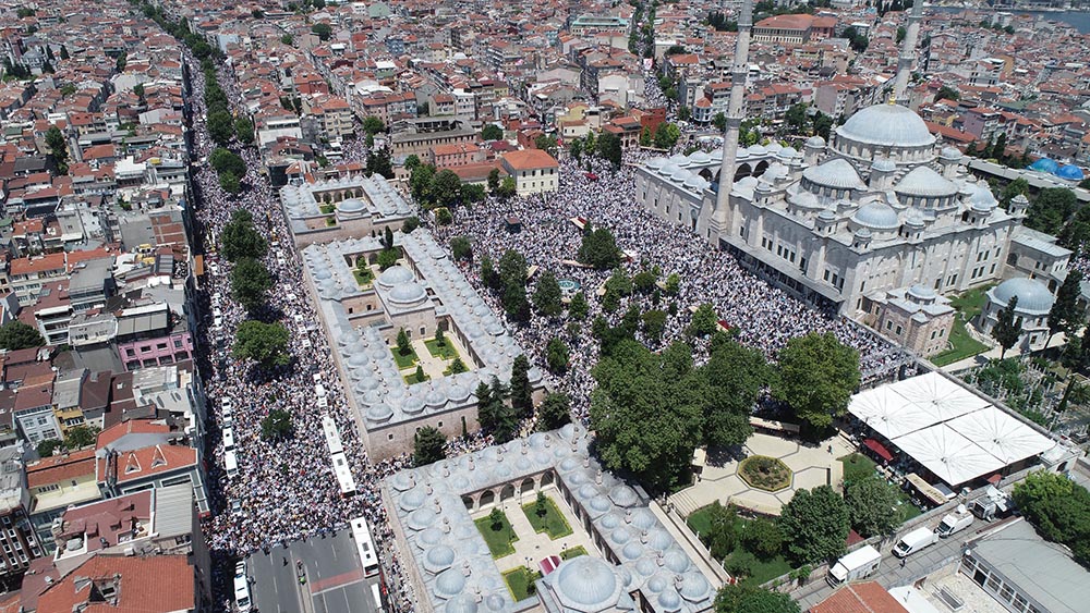 Ustaosmanoğlu'nun cenazesi; Fatih Camii'ndeki yoğunluk havadan görüntülendi 26