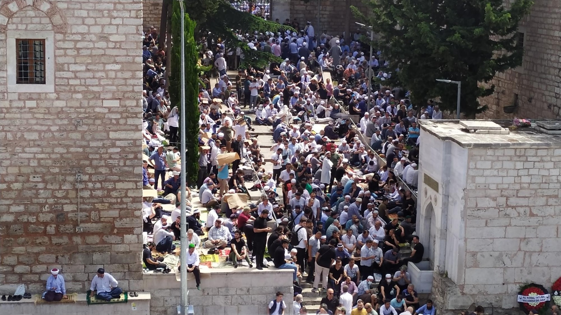 Ustaosmanoğlu'nun cenazesi; Fatih Camii'ndeki yoğunluk havadan görüntülendi 21