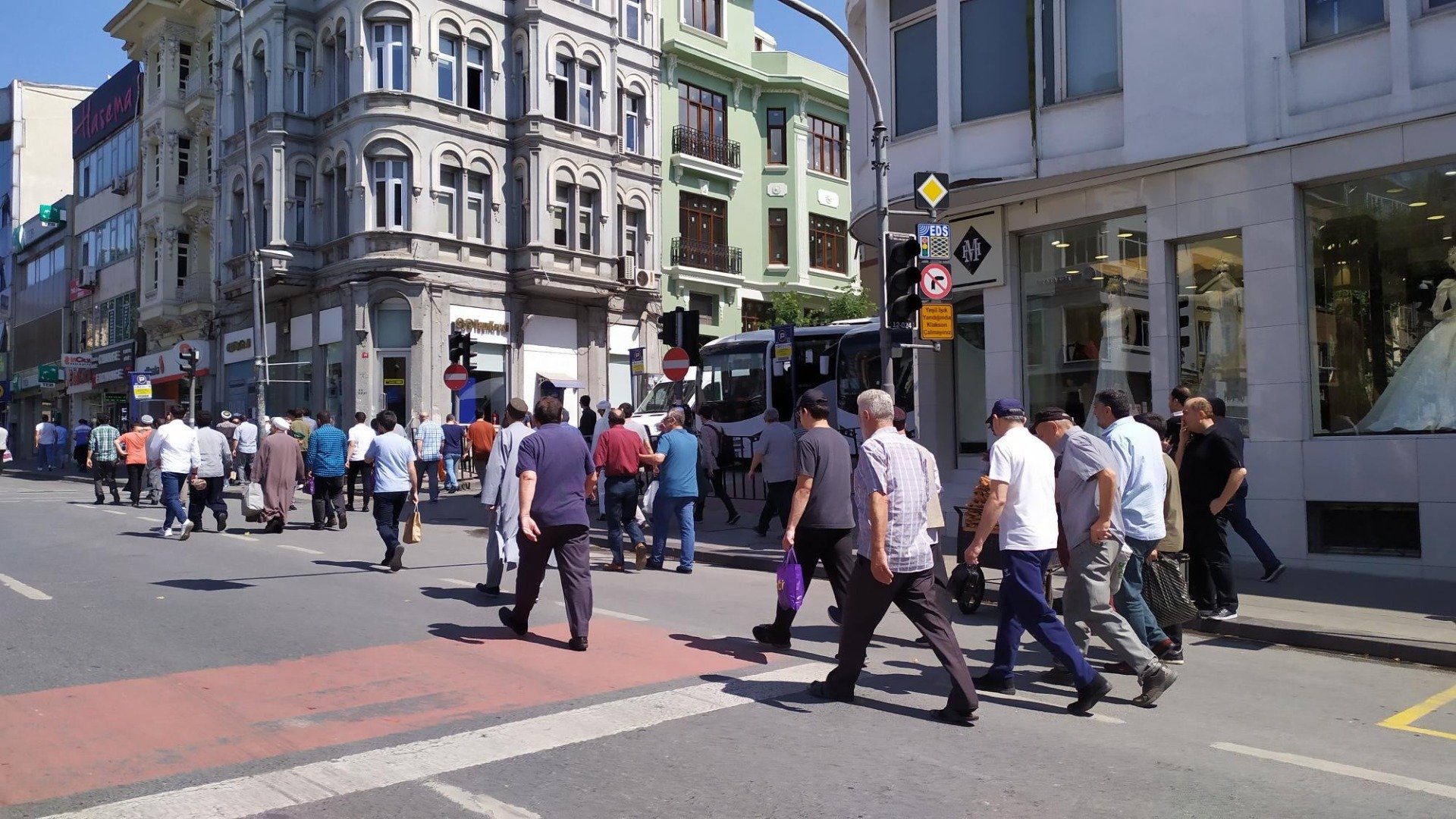 Ustaosmanoğlu'nun cenazesi; Fatih Camii'ndeki yoğunluk havadan görüntülendi 17