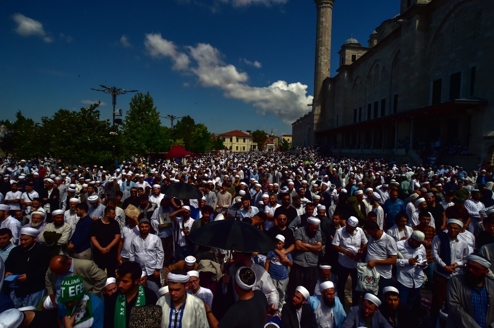 Ustaosmanoğlu'nun cenazesi; Fatih Camii'ndeki yoğunluk havadan görüntülendi 12