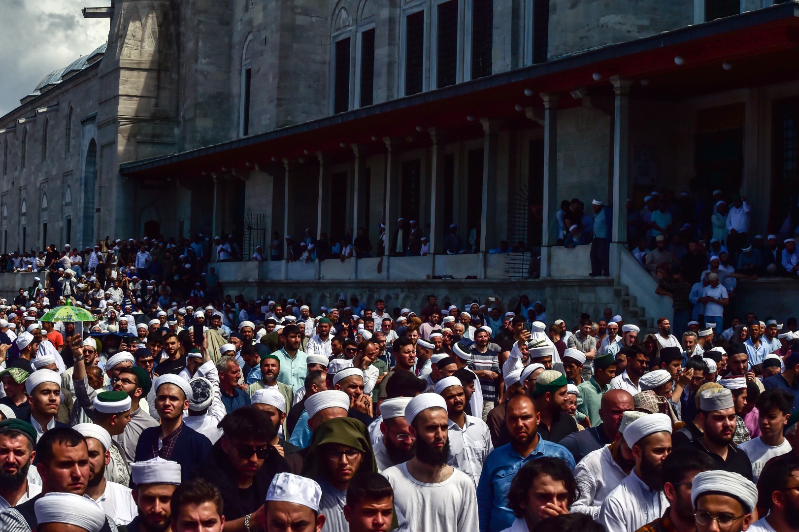 Ustaosmanoğlu'nun cenazesi; Fatih Camii'ndeki yoğunluk havadan görüntülendi 13