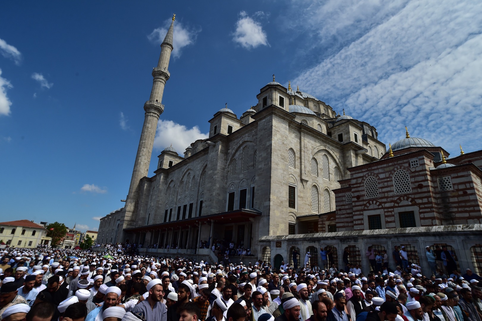 Ustaosmanoğlu'nun cenazesi; Fatih Camii'ndeki yoğunluk havadan görüntülendi 11