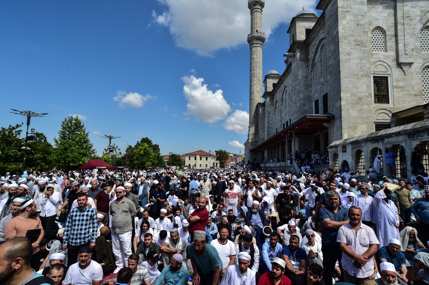 Ustaosmanoğlu'nun cenazesi; Fatih Camii'ndeki yoğunluk havadan görüntülendi 16