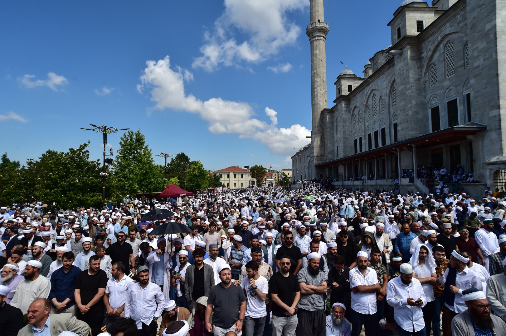 Ustaosmanoğlu'nun cenazesi; Fatih Camii'ndeki yoğunluk havadan görüntülendi 15