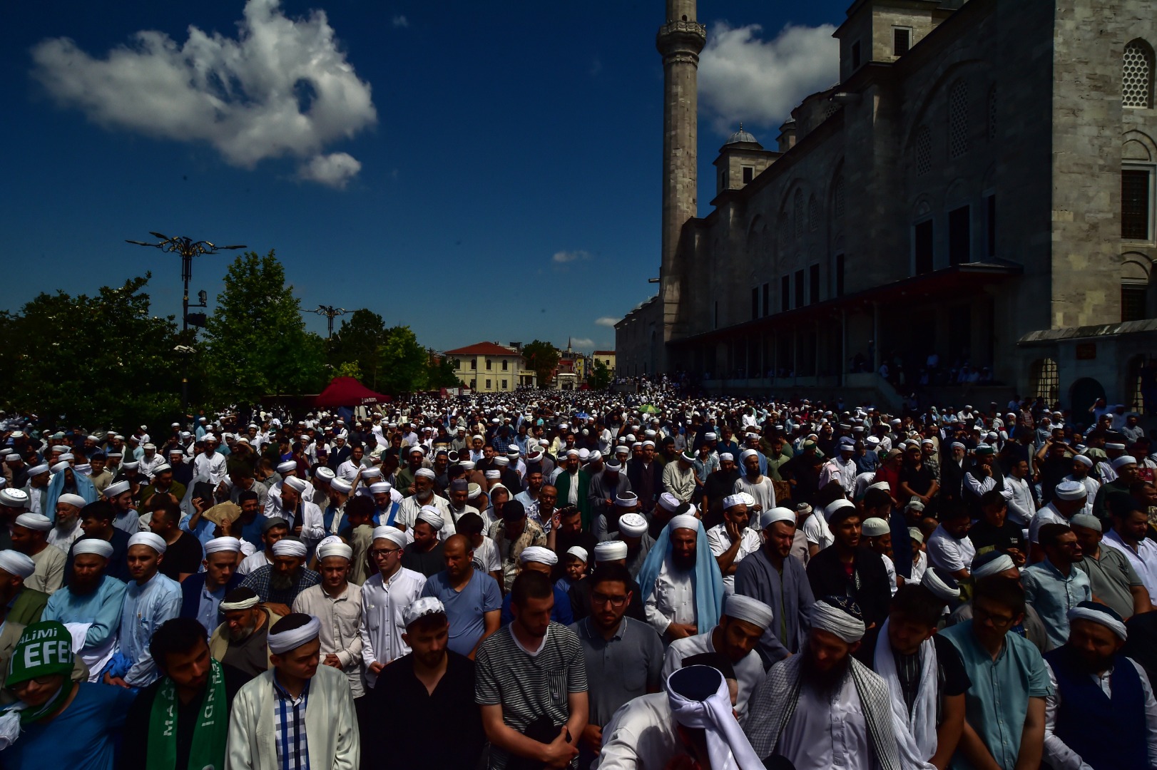 Ustaosmanoğlu'nun cenazesi; Fatih Camii'ndeki yoğunluk havadan görüntülendi 10