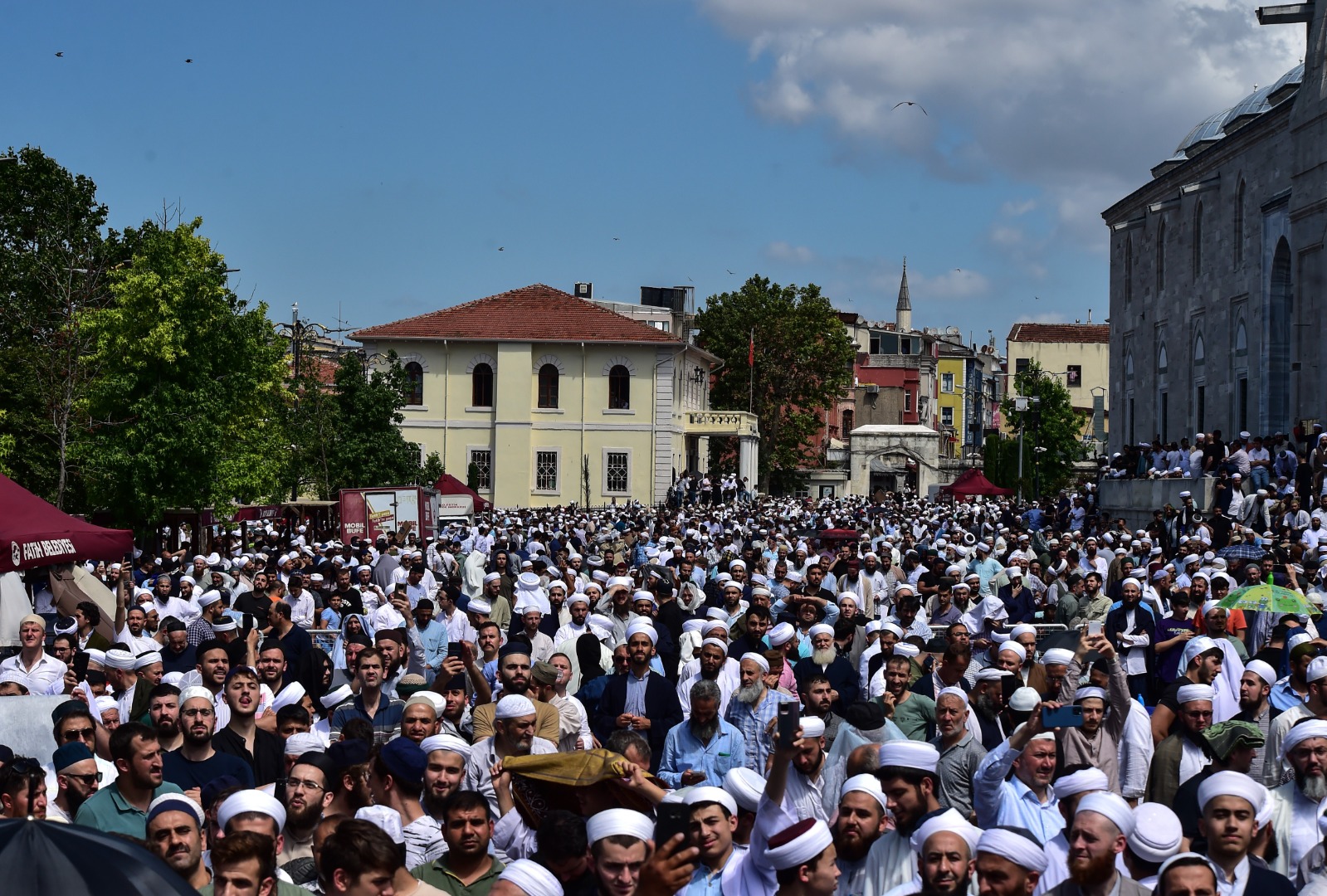 Ustaosmanoğlu'nun cenazesi; Fatih Camii'ndeki yoğunluk havadan görüntülendi 14