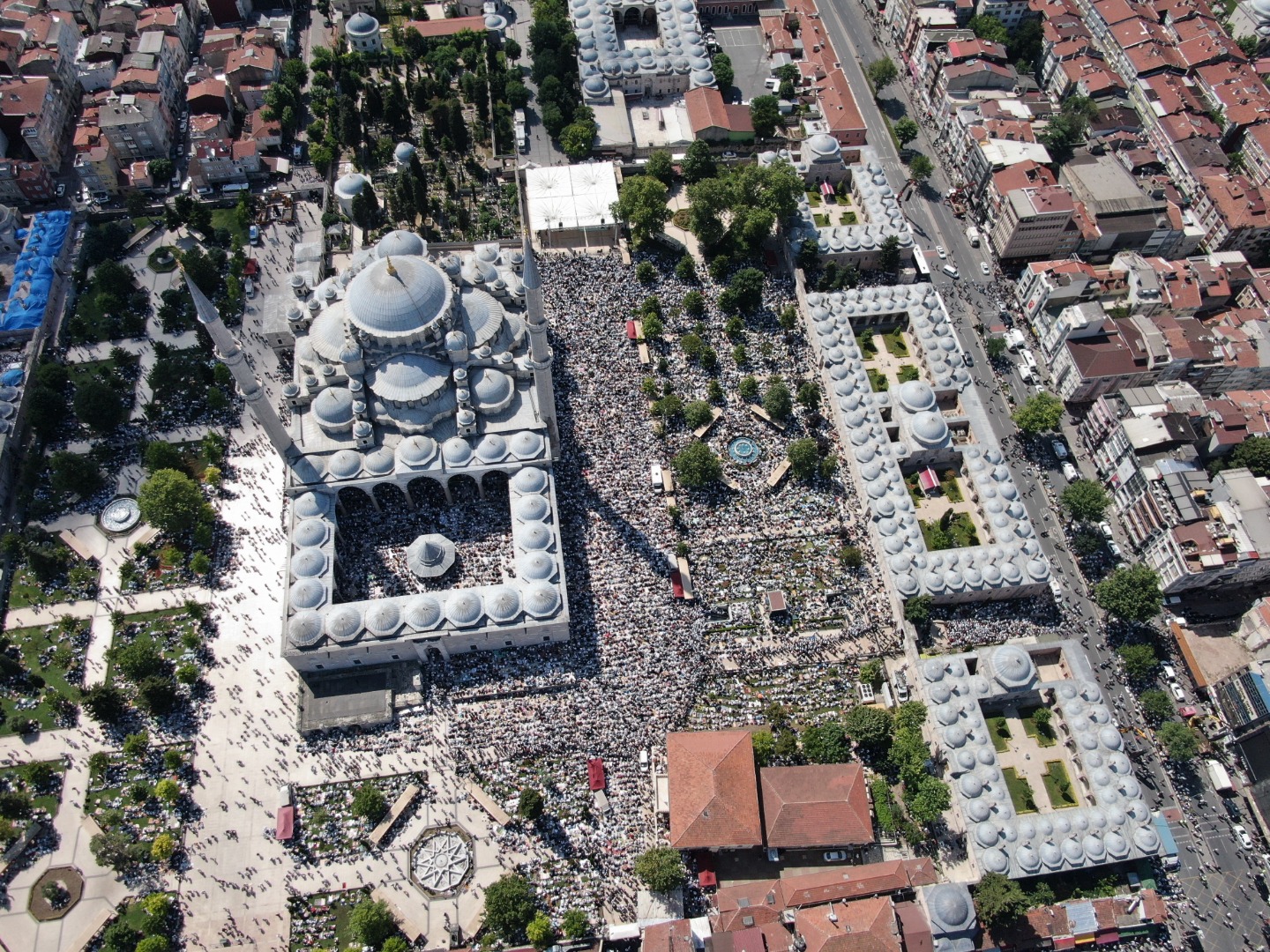 Ustaosmanoğlu'nun cenazesi; Fatih Camii'ndeki yoğunluk havadan görüntülendi 6
