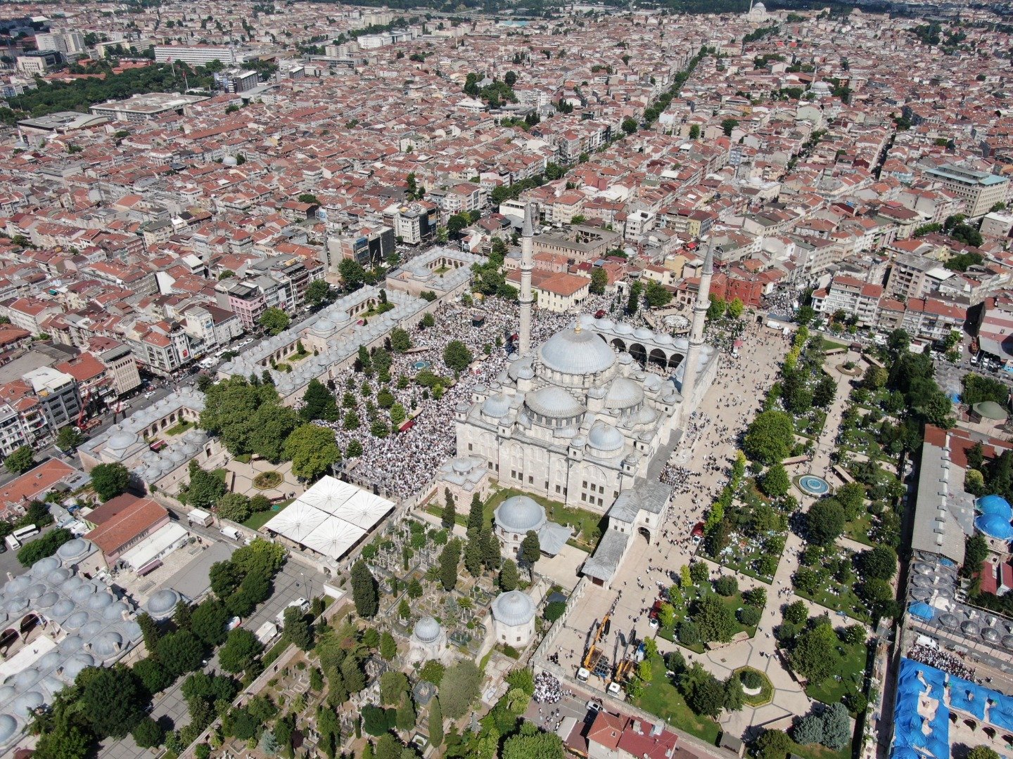 Ustaosmanoğlu'nun cenazesi; Fatih Camii'ndeki yoğunluk havadan görüntülendi 8