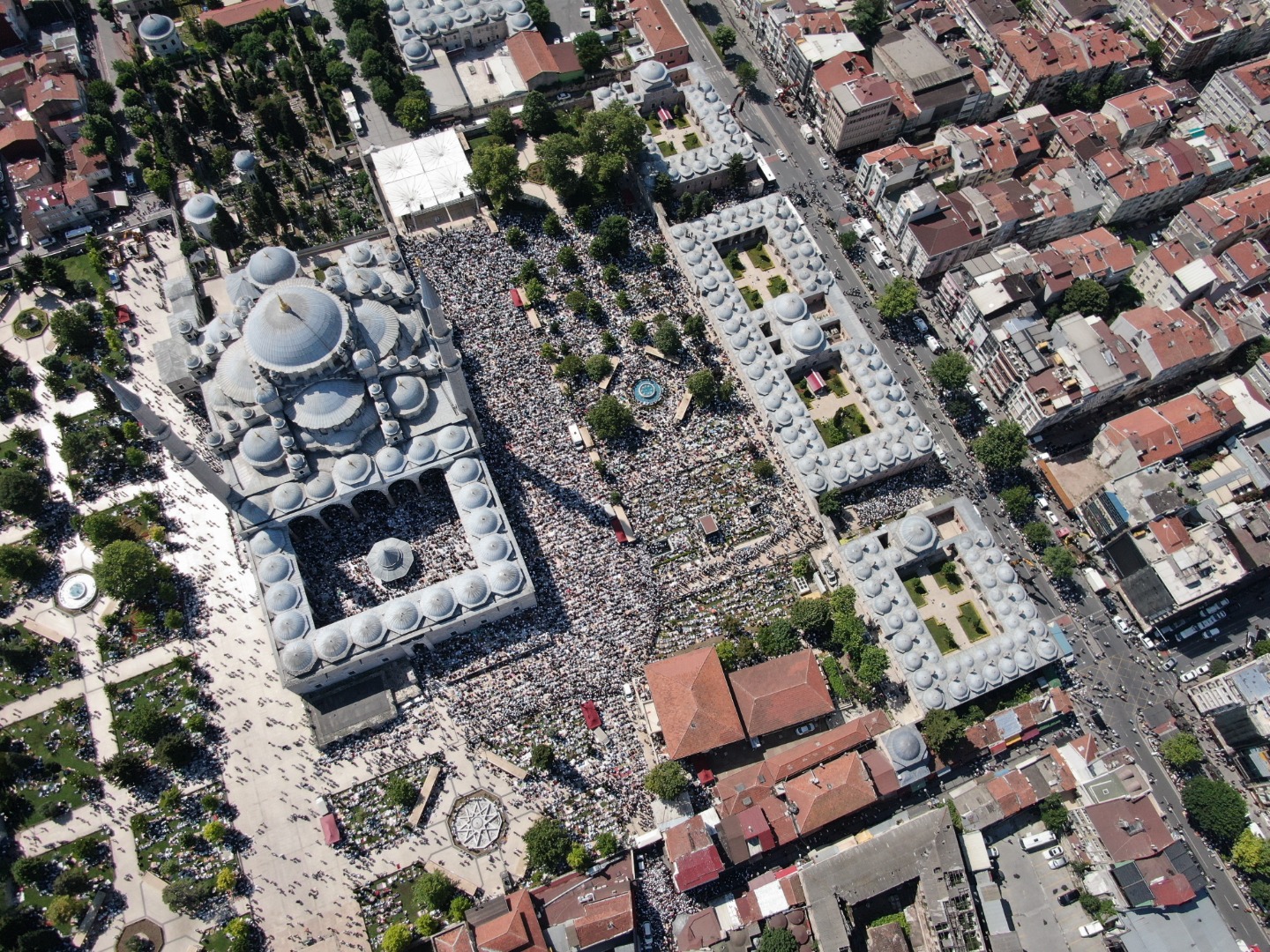Ustaosmanoğlu'nun cenazesi; Fatih Camii'ndeki yoğunluk havadan görüntülendi 5