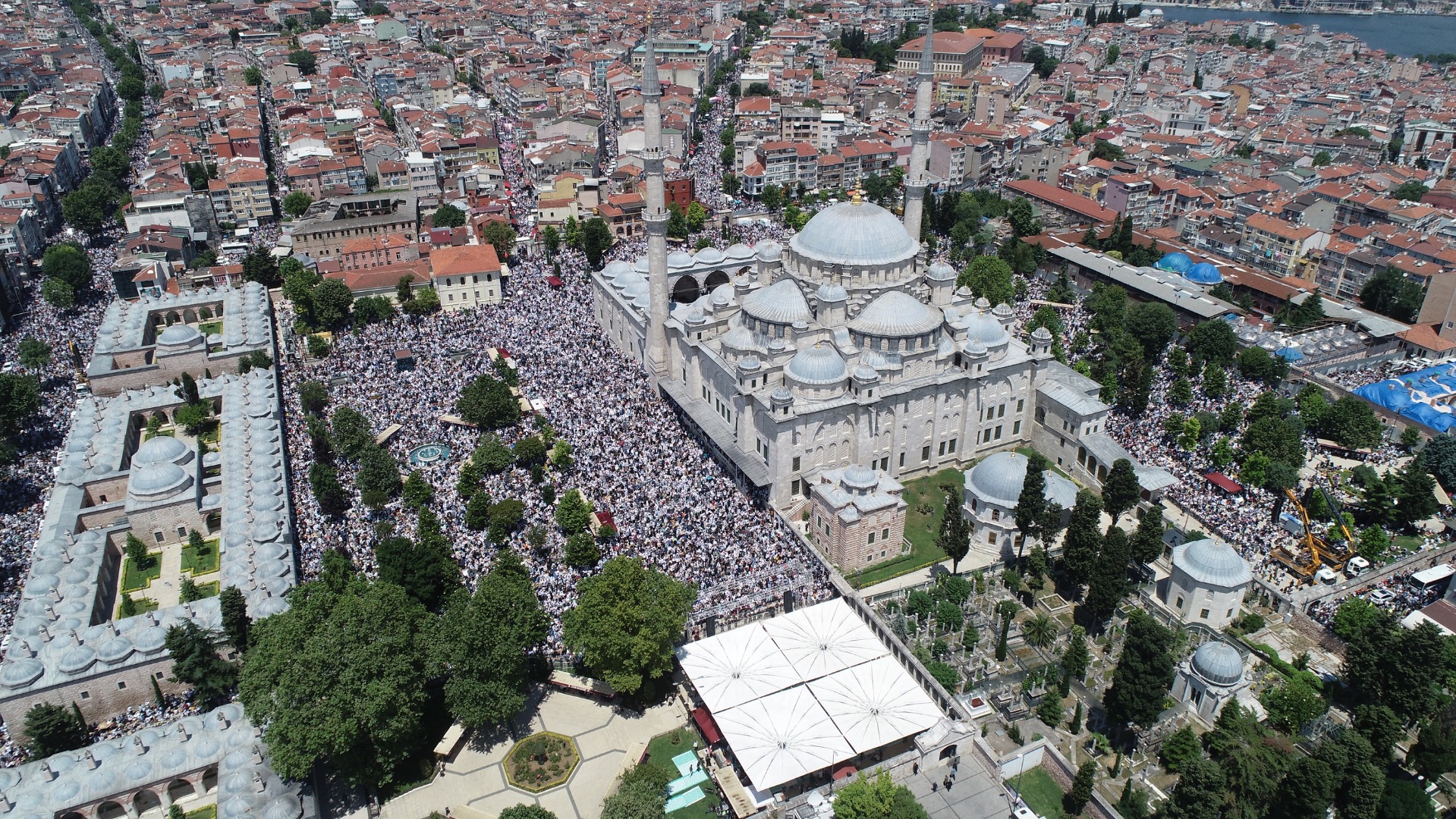 Ustaosmanoğlu'nun cenazesi; Fatih Camii'ndeki yoğunluk havadan görüntülendi 1