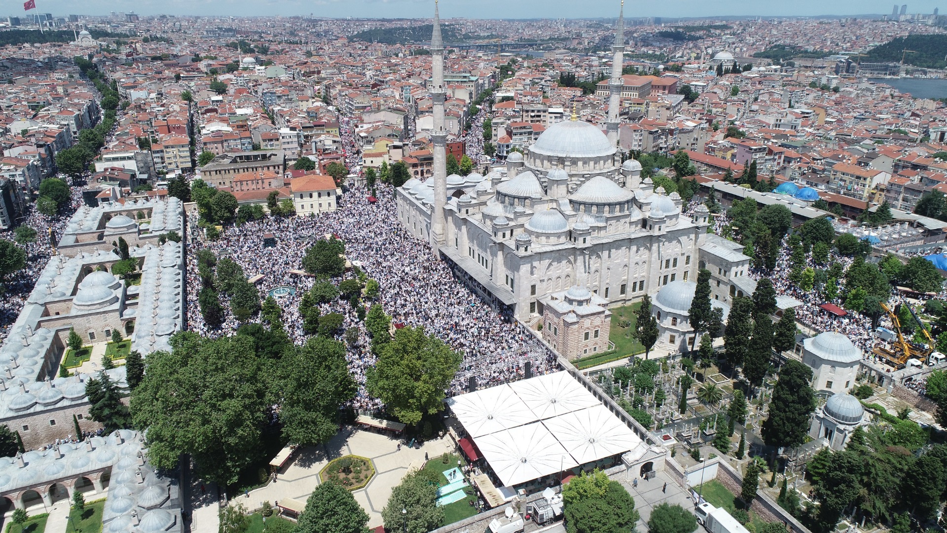 Ustaosmanoğlu'nun cenazesi; Fatih Camii'ndeki yoğunluk havadan görüntülendi 24