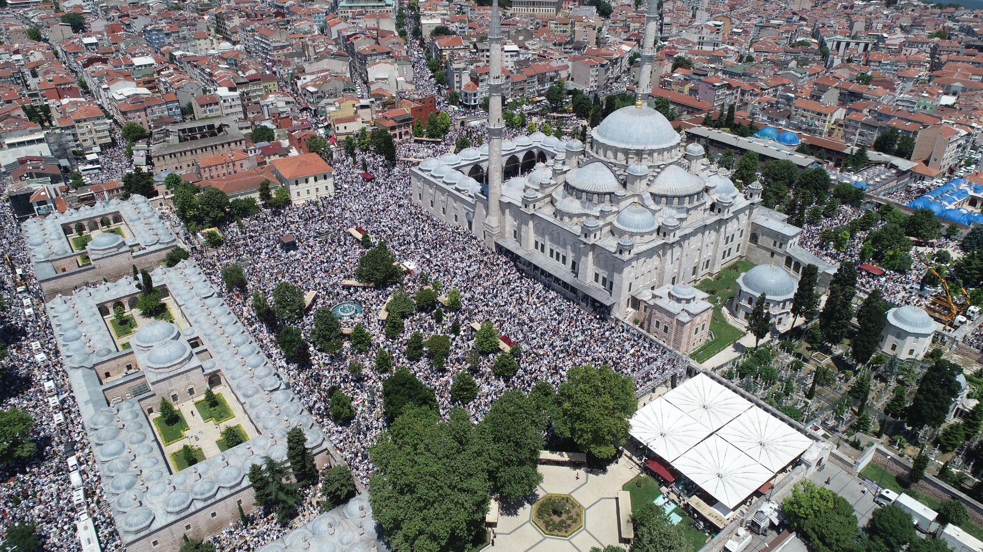 Ustaosmanoğlu'nun cenazesi; Fatih Camii'ndeki yoğunluk havadan görüntülendi 25