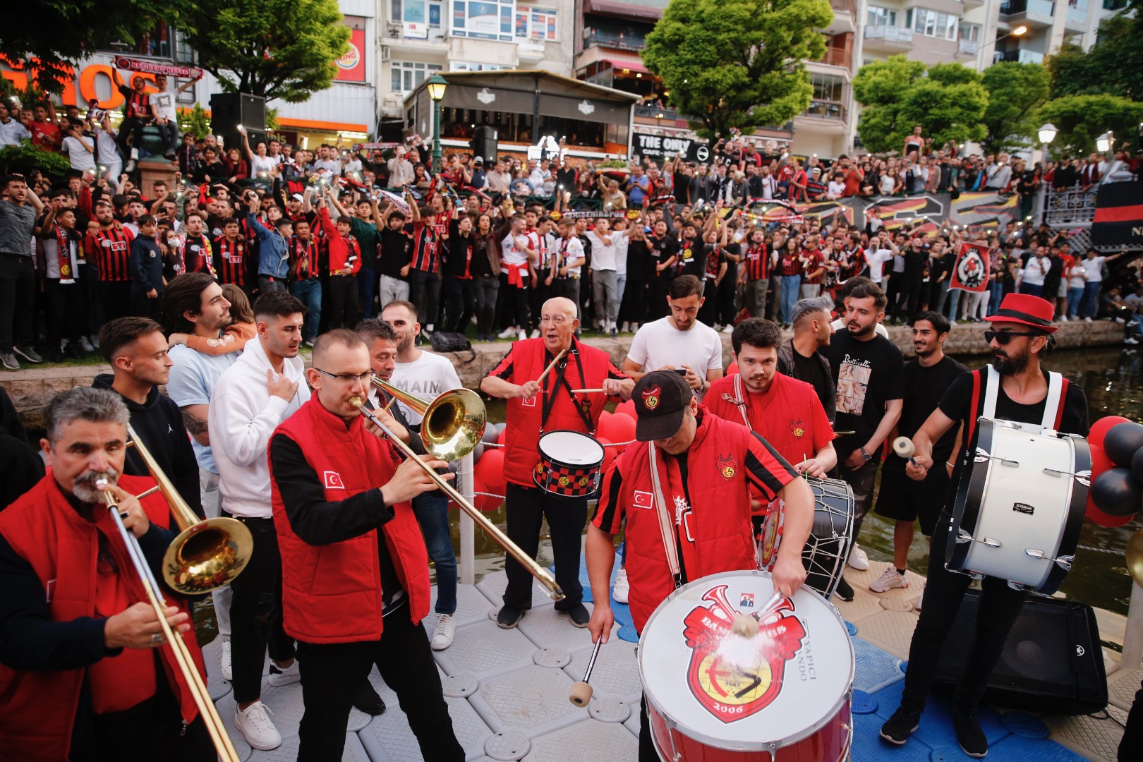 Eskişehirspor'un kuruluş yıl dönümünde meşaleli kutlama 7