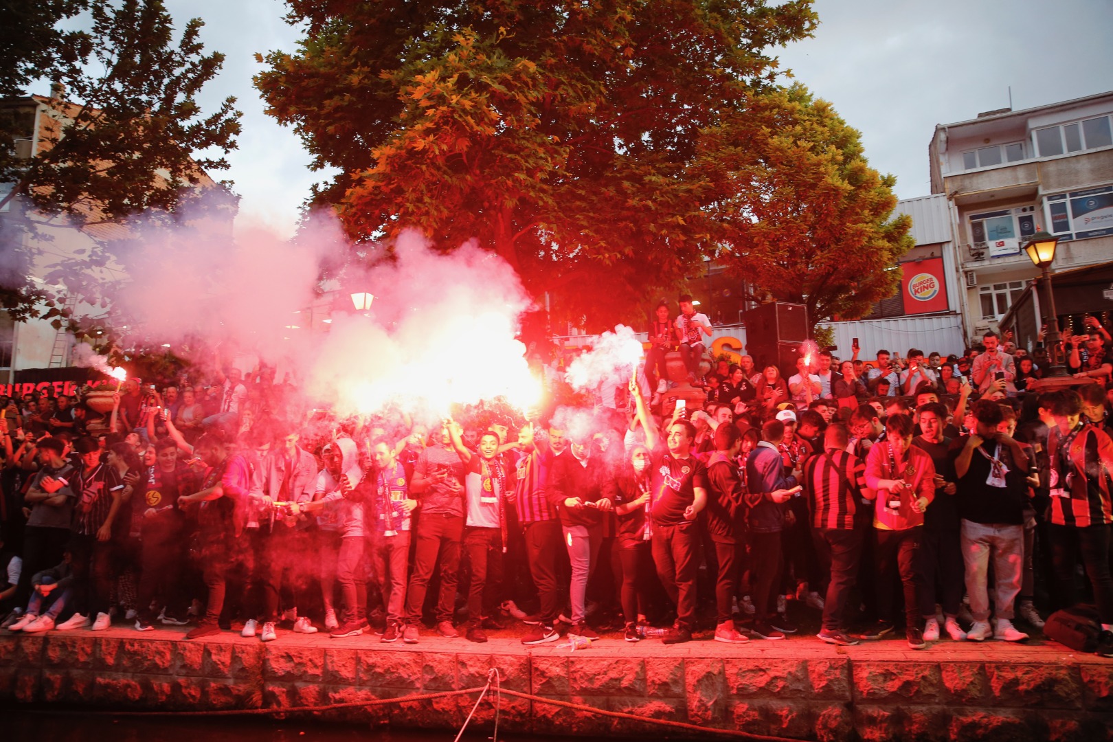 Eskişehirspor'un kuruluş yıl dönümünde meşaleli kutlama 6