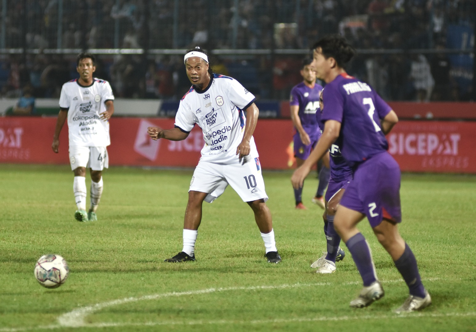 Futbolun efsanesi Ronaldinho Endonezya'da 1