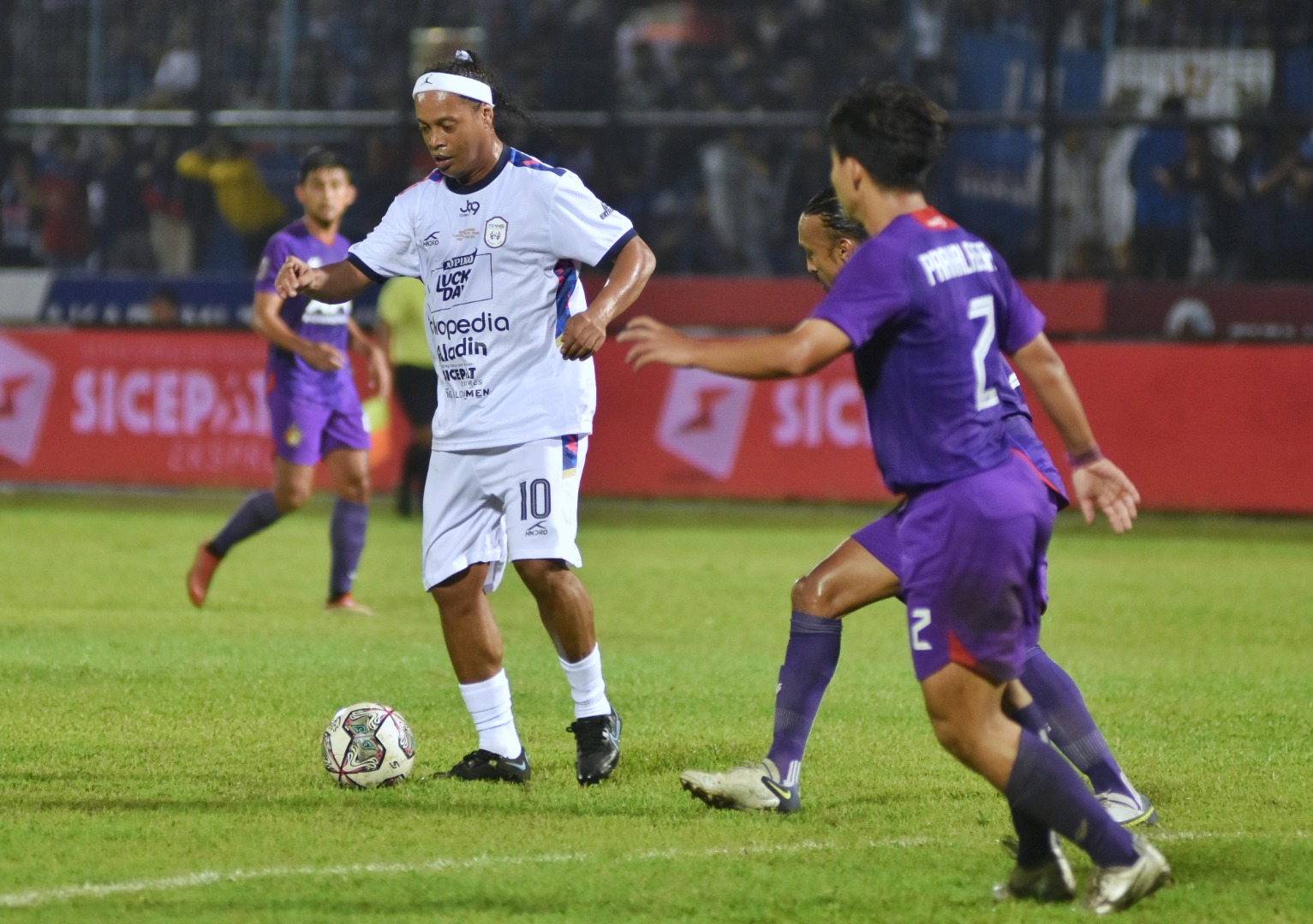 Futbolun efsanesi Ronaldinho Endonezya'da 6