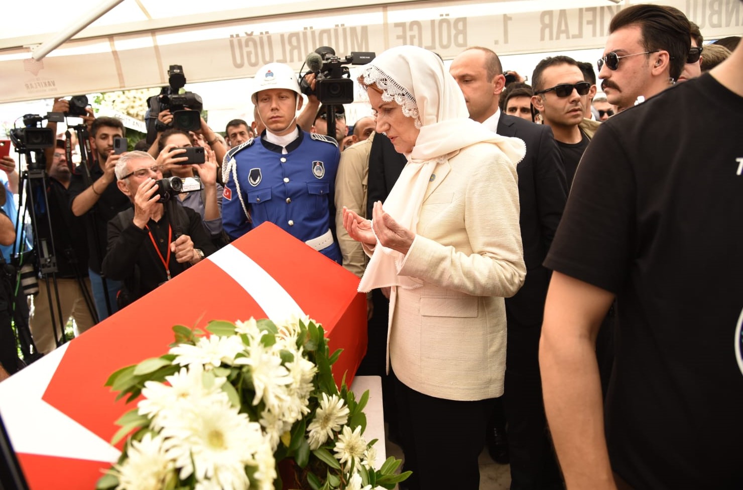 Meral Akşener Cüneyt Arkın'ın cenaze törenine katıldı 4