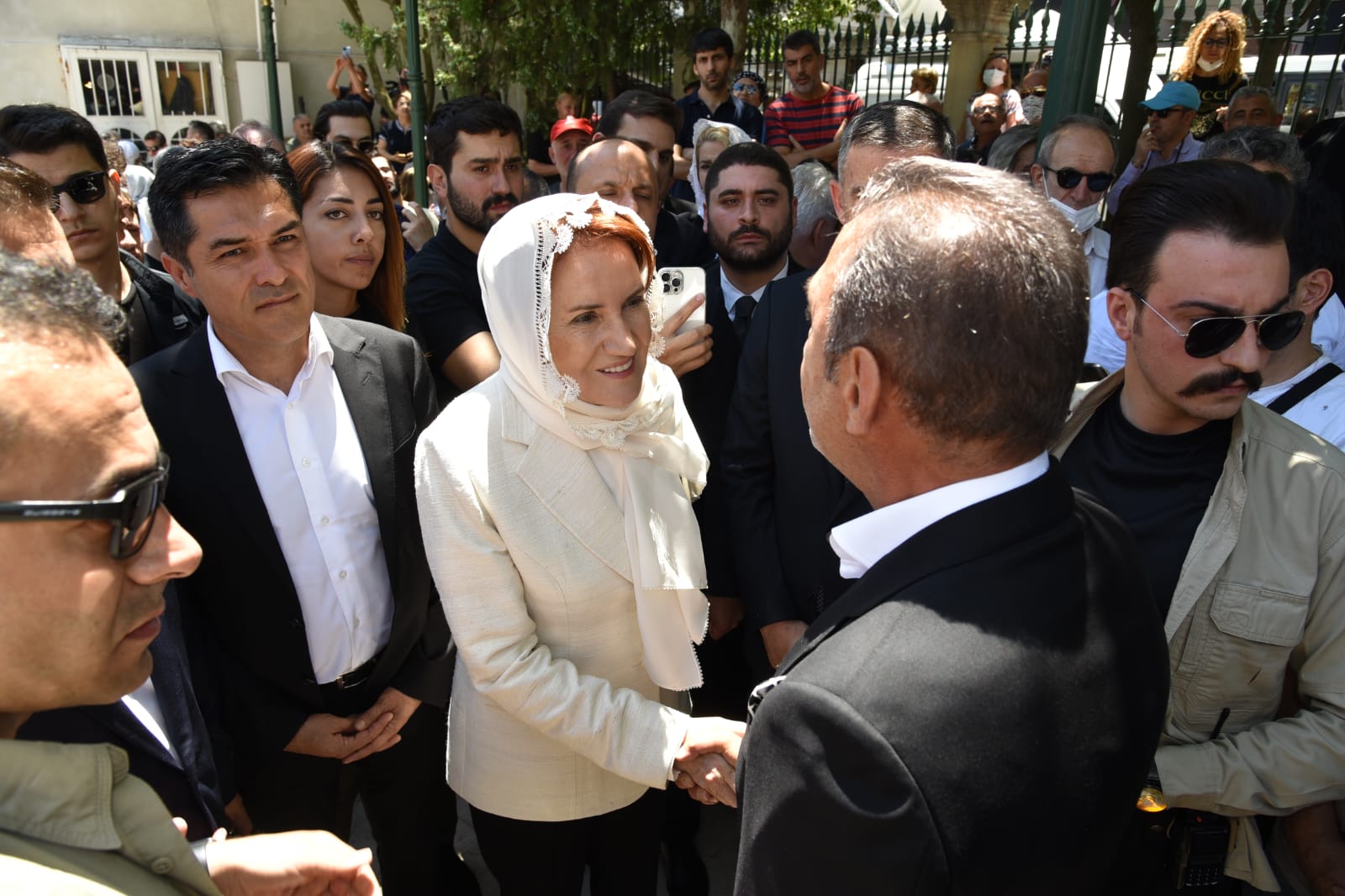 Meral Akşener Cüneyt Arkın'ın cenaze törenine katıldı 5
