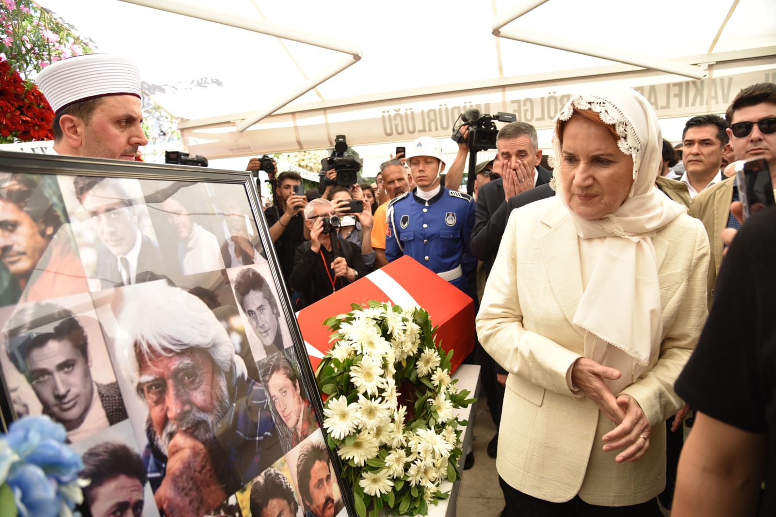 Meral Akşener Cüneyt Arkın'ın cenaze törenine katıldı 2