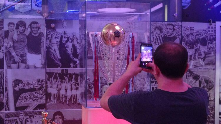 Trabzonspor'un şampiyonluk kupasına ziyaretçi akını 7