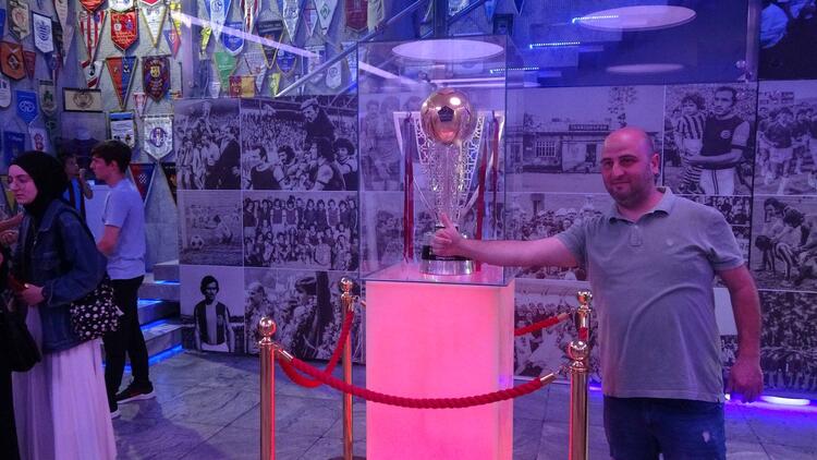 Trabzonspor'un şampiyonluk kupasına ziyaretçi akını 16