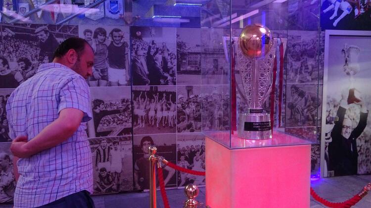 Trabzonspor'un şampiyonluk kupasına ziyaretçi akını 13