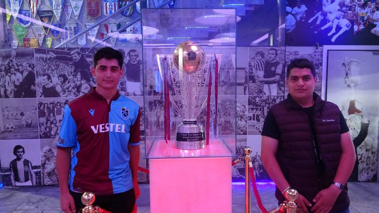 Trabzonspor'un şampiyonluk kupasına ziyaretçi akını 12