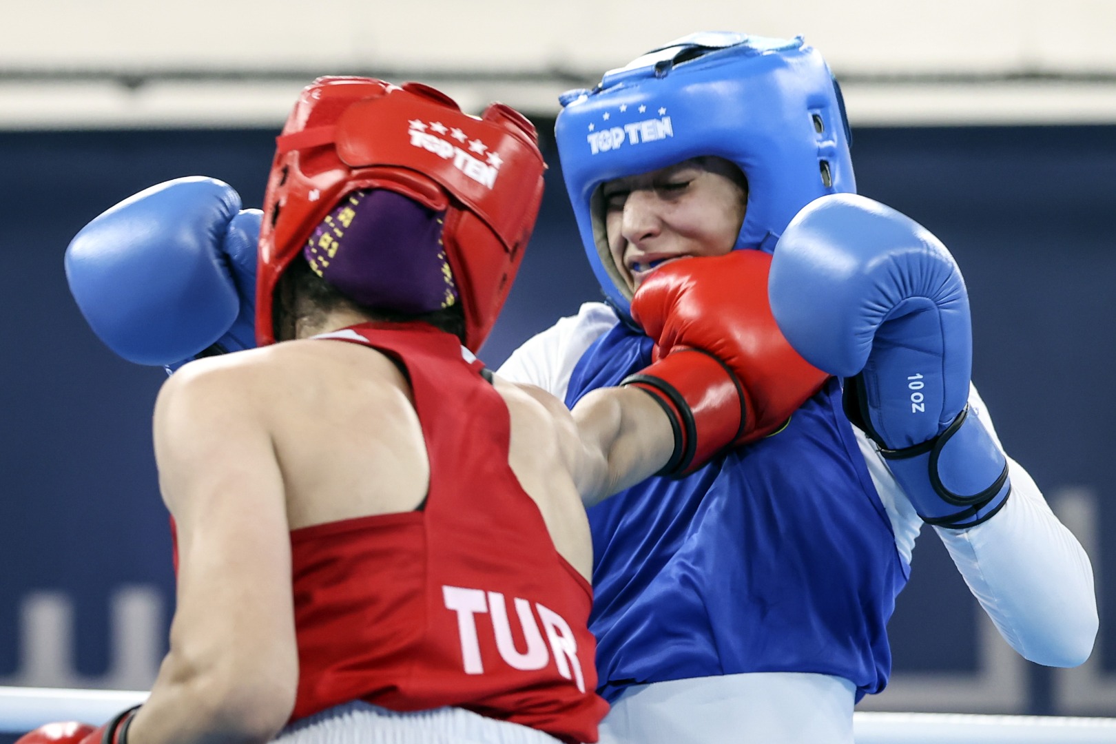 Milli boksör Hatice Akbaş Mısırlı rakibini devirdi 7