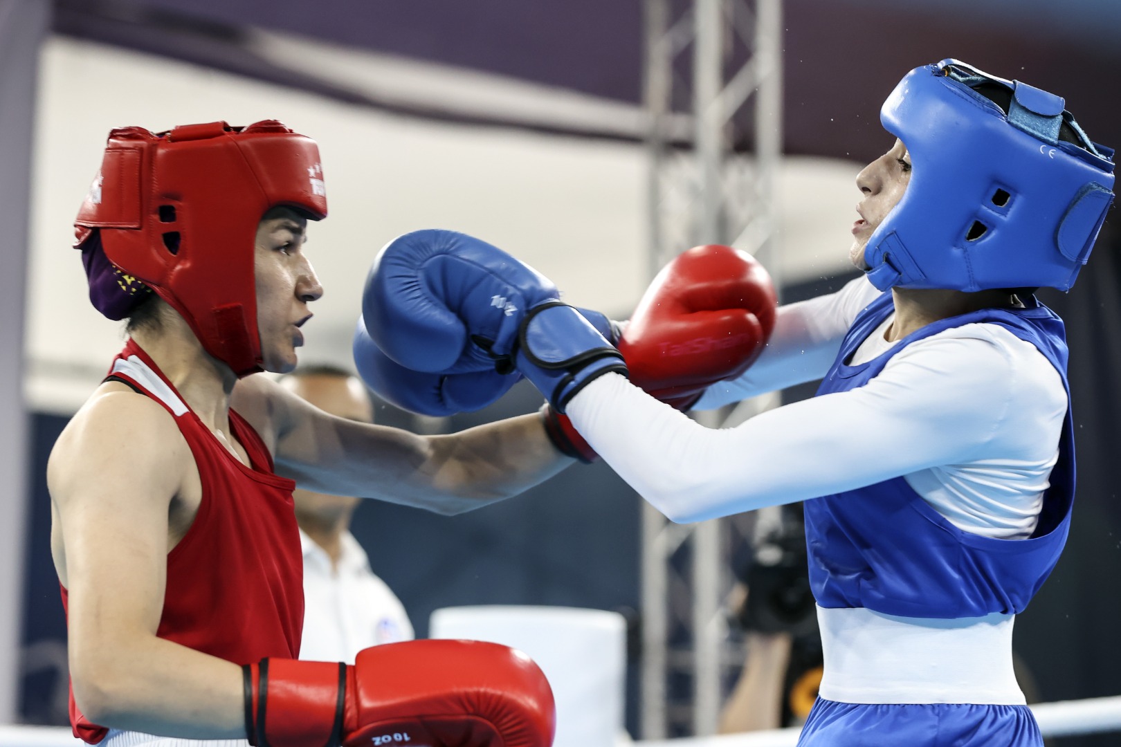 Milli boksör Hatice Akbaş Mısırlı rakibini devirdi 6