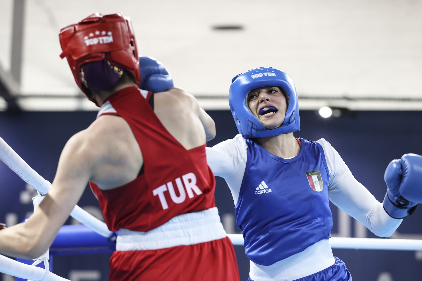 Milli boksör Hatice Akbaş Mısırlı rakibini devirdi 4