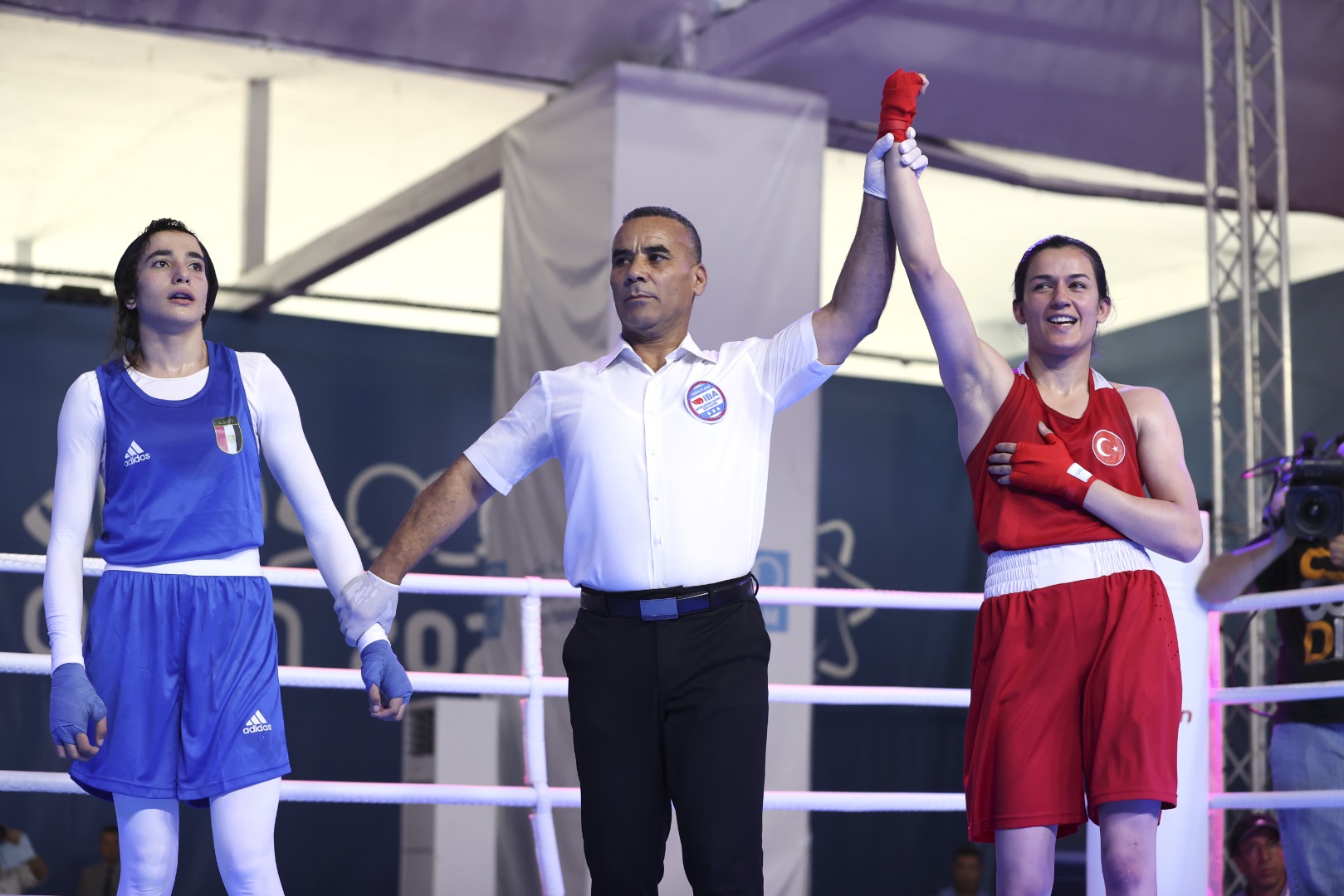 Milli boksör Hatice Akbaş Mısırlı rakibini devirdi 1