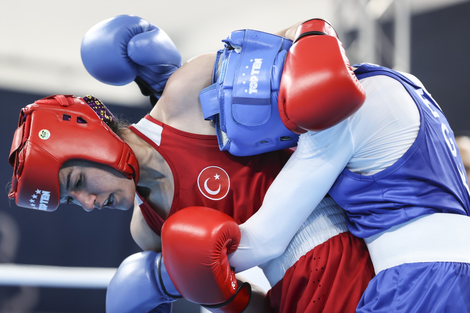 Milli boksör Hatice Akbaş Mısırlı rakibini devirdi 3