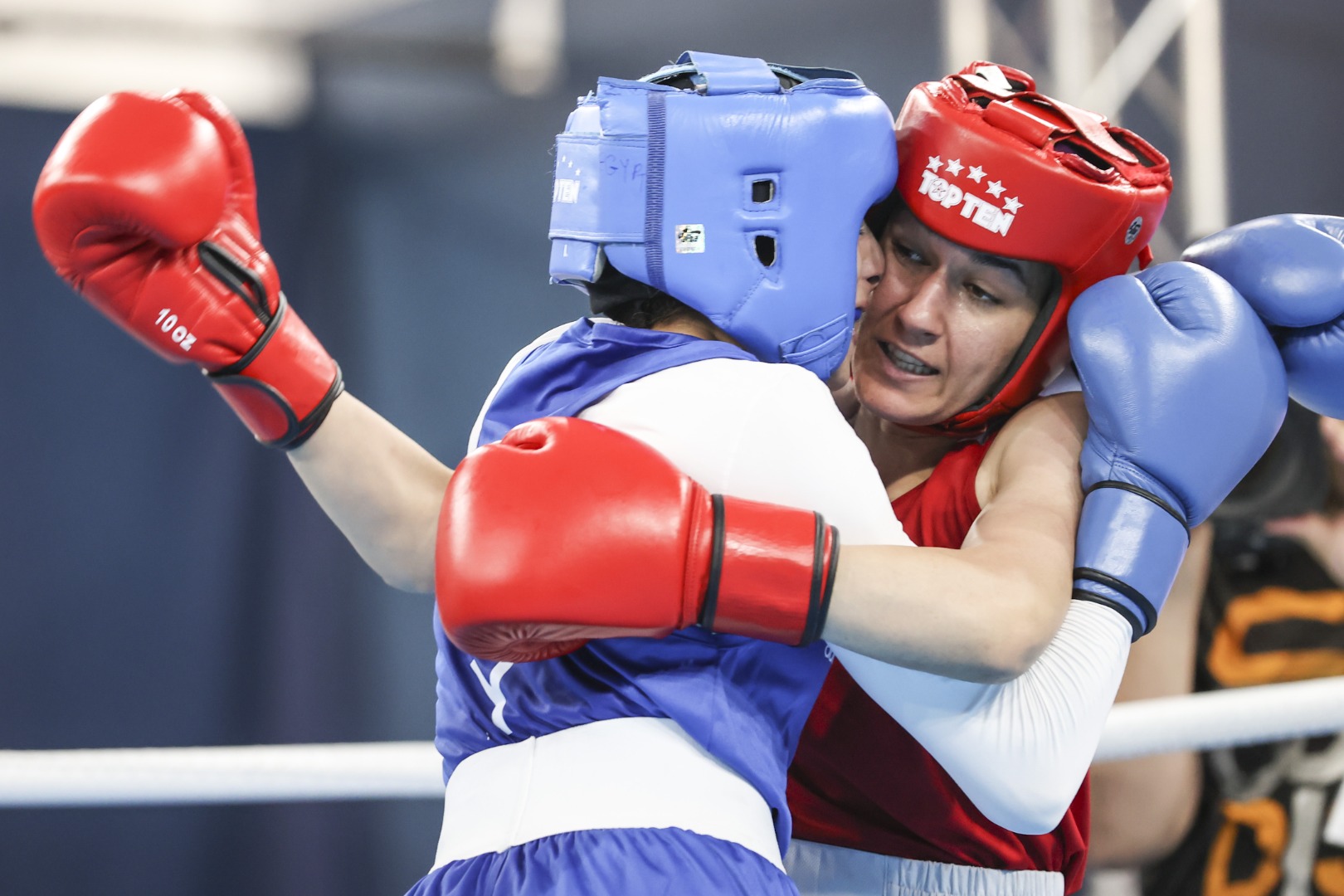 Milli boksör Hatice Akbaş Mısırlı rakibini devirdi 5