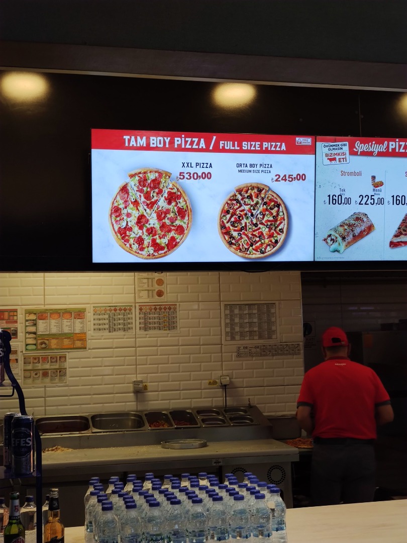 İstanbul Havaalanı’nda pizza fiyatları 'Yuh' dedirtti.  Pizza 530 kutu kola 63 su 31 lira. Bu ülkede Türk insanı insan değil mi 2