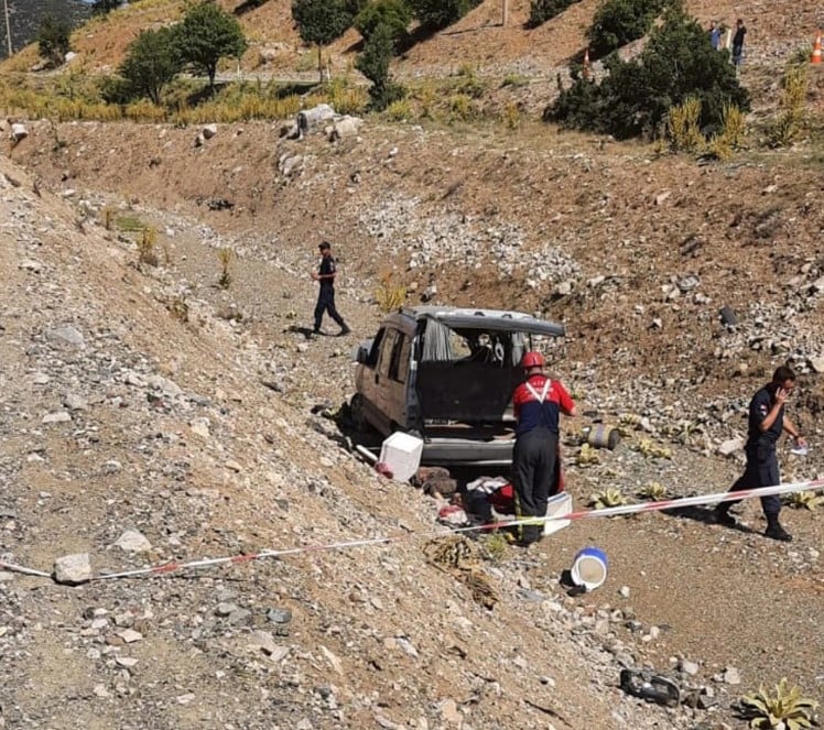 Otomobil şarampole devrildi: Sürücü ve eşi öldü 2