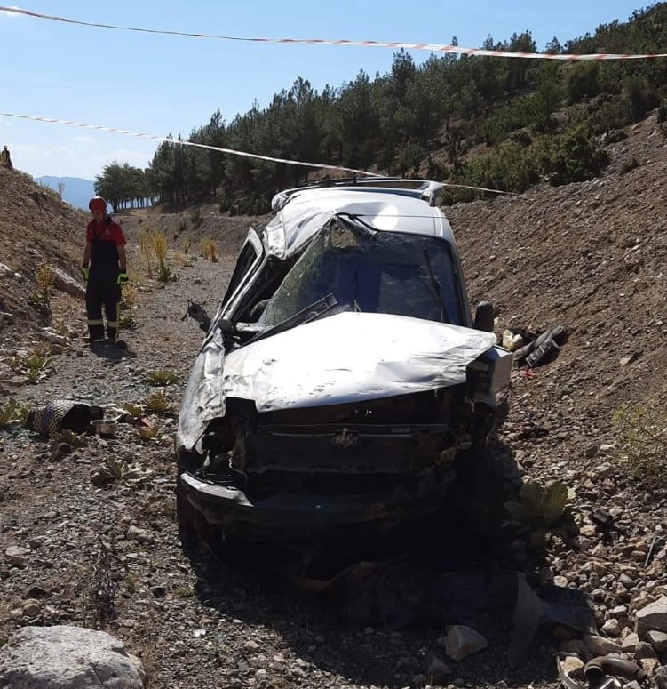 Otomobil şarampole devrildi: Sürücü ve eşi öldü 1