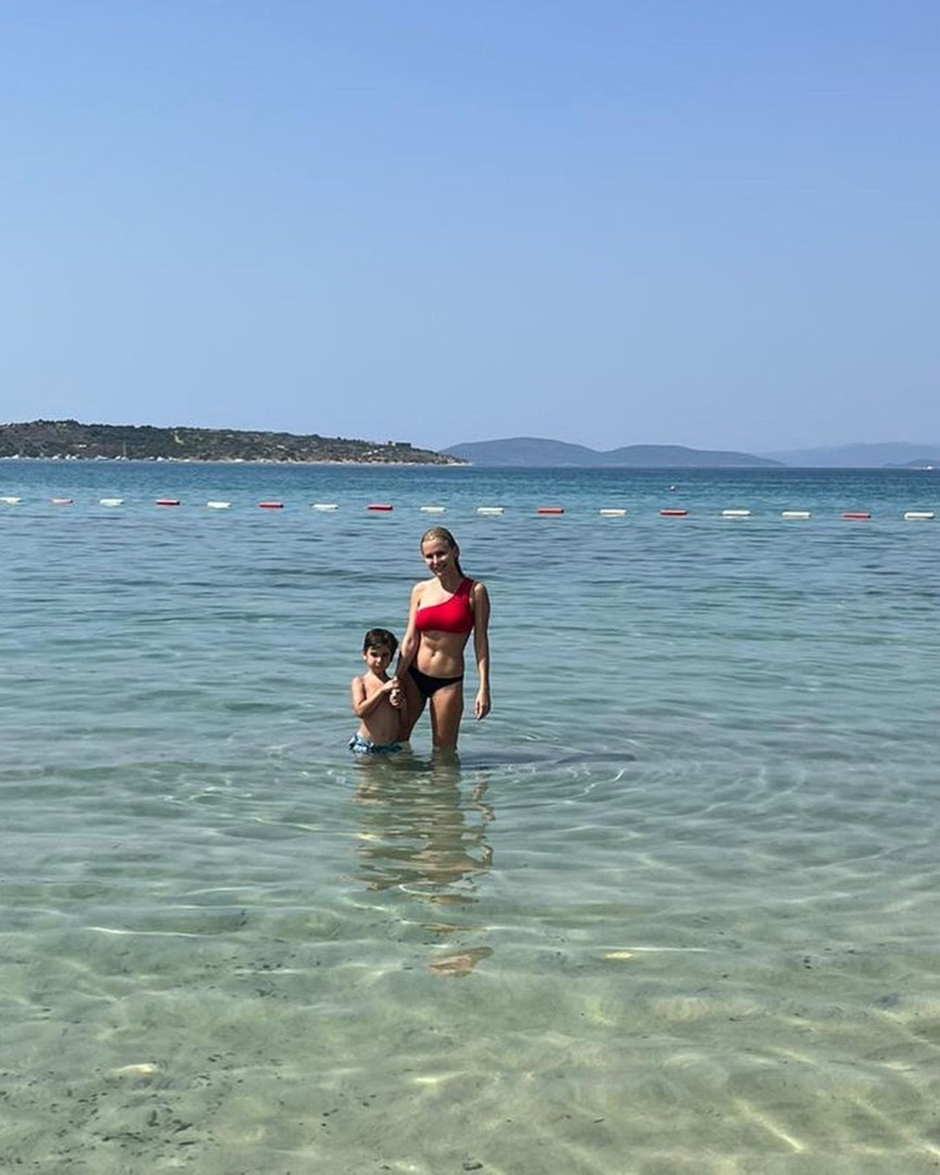 Kocası öldürülen Ece Erken plajda ortaya çıktı. Yaşadığı zor günleri geride bırakmaya çalışıyor 11