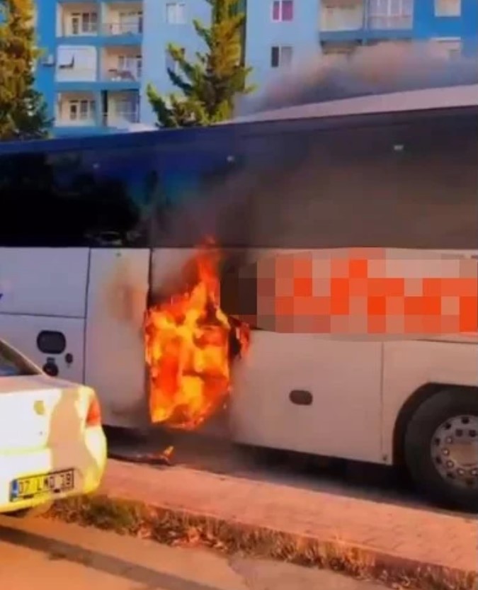 Faciadan dönüldü: Park halindeki boş yolcu otobüsünde yangın 3